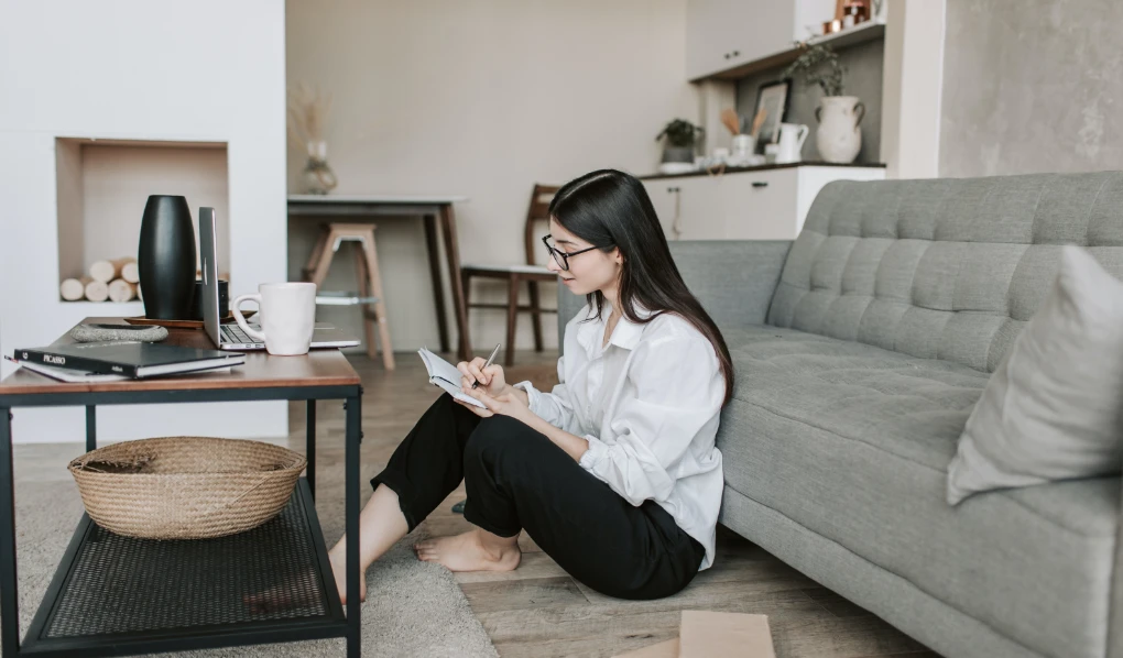 Online student writing study plan in her home