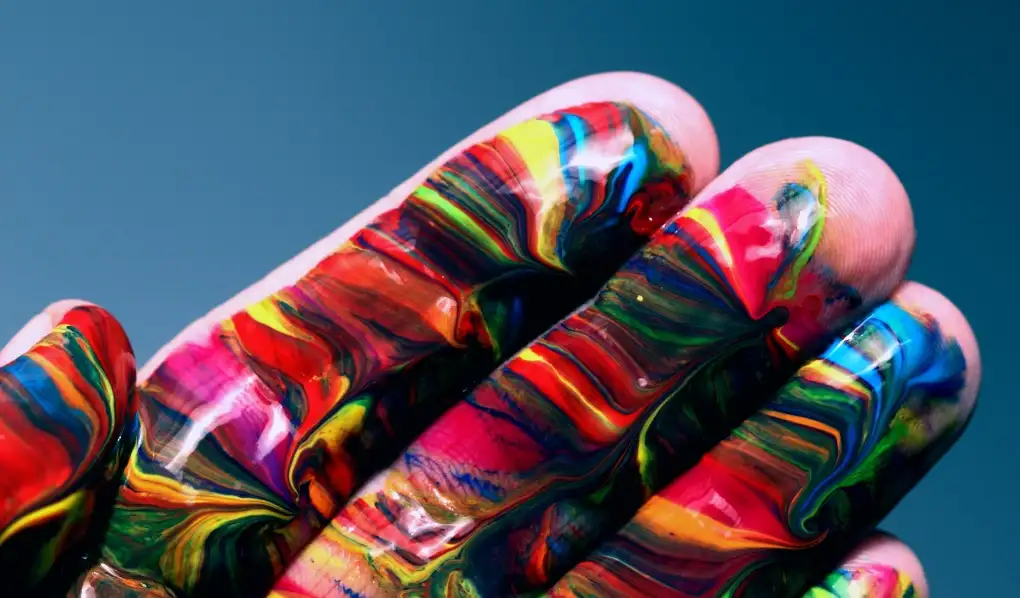 Painting colours on fingers