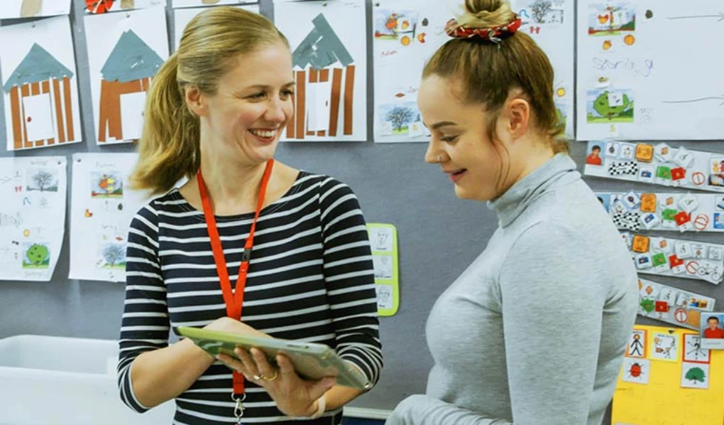 Primary teaching student, Marnie talking to fellow teacher