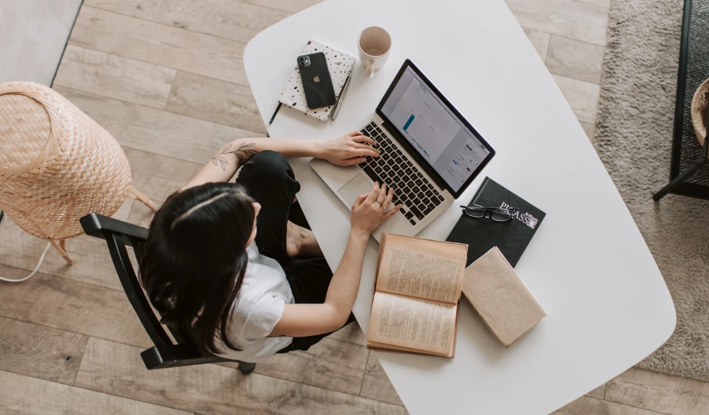 Online student creating study schedule