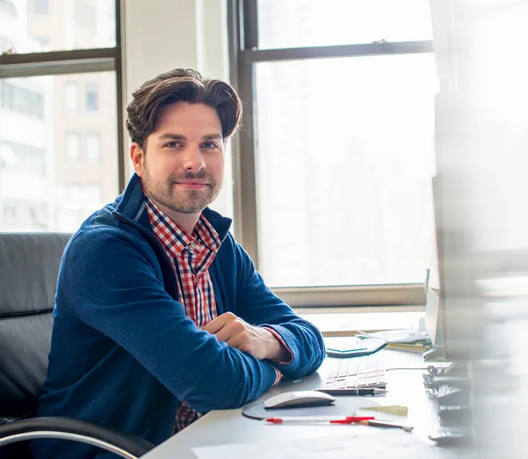 Online-student-at-desk-smiling