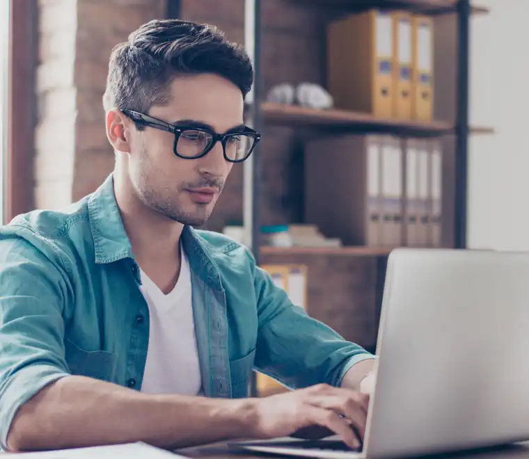 guy-glasses-laptop